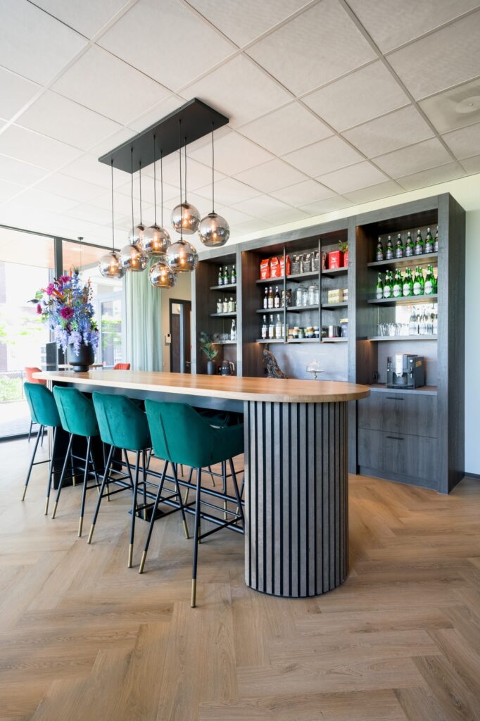 Bureau Hanze bar en barkast